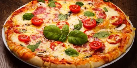 Najlepsze dodatki do pizzy z salami, które zaskoczą Twoje kubki smakowe