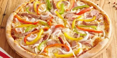 Ile kosztuje pizza? Ceny w popularnych restauracjach i promocje