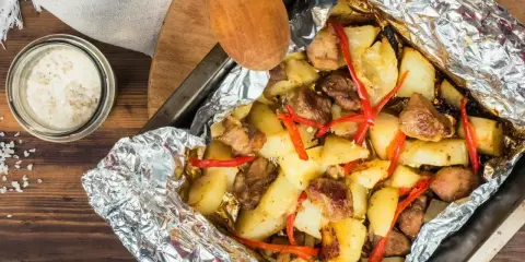Szybkie danie z fileta z kurczaka i ziemniaków zapiekanych w folii z papryczką chili. Idealne, gdy nie wiesz, co zrobić z fileta z kurczaka na szybko.