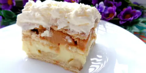 Szybkie ciasto z bananami i budyniem, przełożone kremem i bitą śmietaną. Idealne na deser.