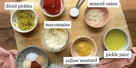 Składniki do sosu big mac: majonez, ketchup, musztarda, cukier, cebula, ogórek, przyprawy i sok z ogórków.