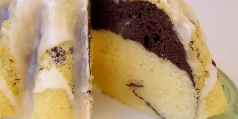 Wilgotna babka marmurkowa z lukrem. Idealny przepis na domowe ciasto.