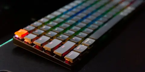 Ewolucja klawiatur gamingowych: od tęczowego RGB do inteligentnych sterowań