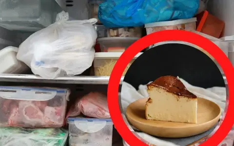 Kawałek sernika na talerzyku, otoczony zamrożonymi produktami w zamrażarce. Czy sernik można mrozic? Tak, można go mrozić.