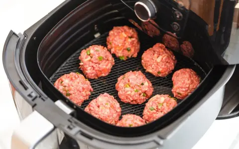 Pyszne klopsiki gotowe do pieczenia w air fryerze. Idealne na szybki obiad, odkryj nowe air fryer przepisy obiad.
