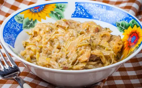Młoda kapusta z koperkiem, jak u babci. Pyszny, domowy przepis na danie, które zawsze smakuje wyśmienicie.