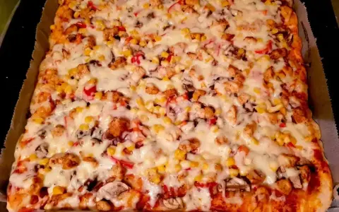 Pyszna pizza z kurczakiem i kukurydzą, idealna na szybki obiad. Gdzie kupić ciasto na pizzę? W każdym supermarkecie!