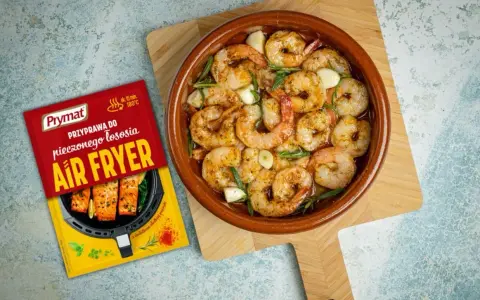 Aromatyczne krewetki z airfryer, gotowe w kilkanaście minut. Obok opakowanie przyprawy Prymat do pieczonego łososia.
