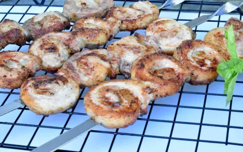 Soczysty boczek na szaszłykach, idealny do grillowania. Marynata do boczku na grilla sprawia, że mięso jest kruche i aromatyczne.