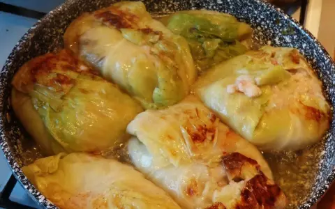 Gołąbki w sosie, idealne na przepis na gołąbki na 1kg mięsa. Danie wygląda apetycznie i jest gotowe do podania.