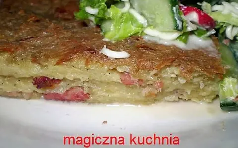 Pyszny kartoflak z boczkiem, podany z sałatką ze świeżych warzyw.
