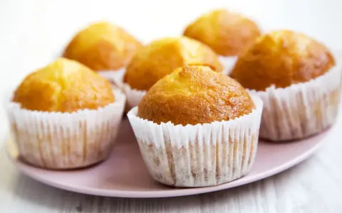 Puszyste muffinki na talerzyku, idealne do kawy. Ten przepis na wilgotne i puszyste muffinki sprawi, że będą smakować wybornie.