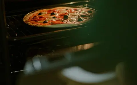 Jak długo piec pizzę, aby uniknąć przypalenia i niedopiekania?