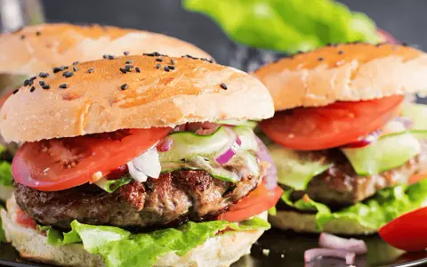 Jak idealnie piec burgery wołowe w piekarniku, aby były soczyste