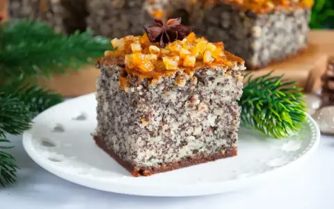 Pyszny makowiec z jabłkami z gotowej masy makowej, udekorowany kandyzowaną skórką pomarańczową i anyżem.