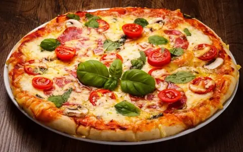 Najlepsze dodatki do pizzy z salami, które zaskoczą Twoje kubki smakowe