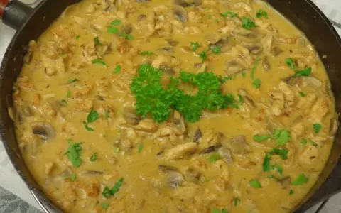 Pyszny strogonow drobiowy - łatwy przepis na aromatyczne danie