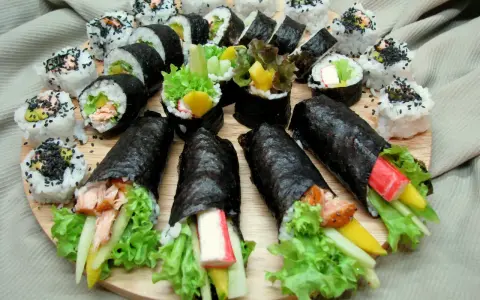 Talerz pełen pyszności: sushi z łososiem, awokado, krabem i warzywami. Idealne na co do sushi.
