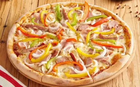 Ile kosztuje pizza? Ceny w popularnych restauracjach i promocje