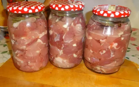 Trzy słoiki z mięsem na gulasz, gotowe do pasteryzacji. Zastanawiasz się, jak długo pasteryzować gulasz w słoiku?