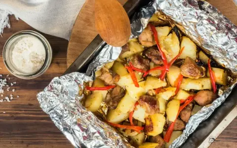 Szybkie danie z fileta z kurczaka i ziemniaków zapiekanych w folii z papryczką chili. Idealne, gdy nie wiesz, co zrobić z fileta z kurczaka na szybko.