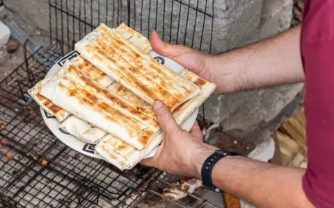 Talerz pełen pysznego, grillowanego kebab w picie, gotowy do podania.