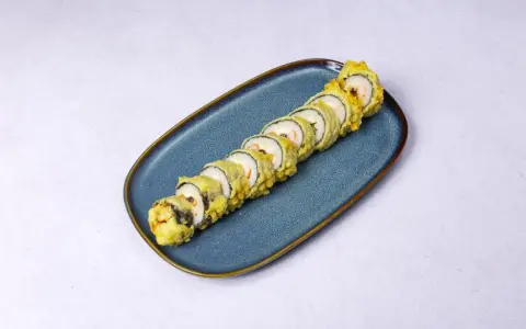Roladki sushi w panierce tempura, idealne do domowego przepisu. Chrupiące i pyszne!