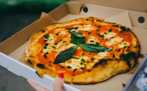 Ile kalorii ma mała pizza? Zaskakujące różnice w kaloryczności