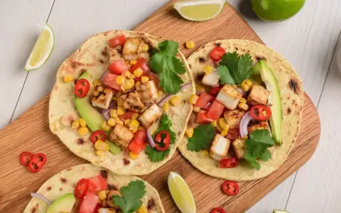 Kolorowe tortille z grillowanym tofu, kukurydzą, pomidorami, awokado i papryczką chili. Idealny lekki obiad.