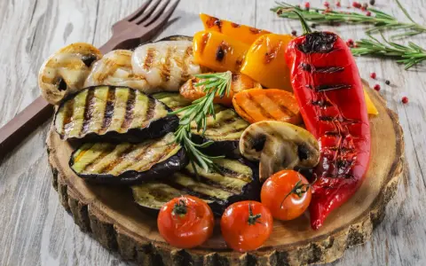 Grillowane warzywa: bakłażan, papryka, pieczarki, pomidorki. Idealne na co na grilla tanio i zdrowo.