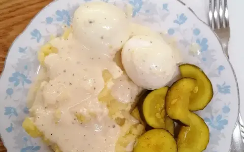 Stare przepisy na obiad: ziemniaki z jajkami w sosie i ogórki kiszone. Klasyka domowej kuchni.