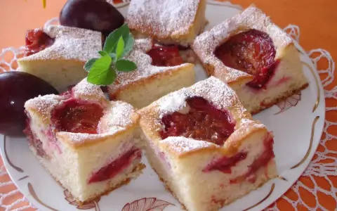 Pyszne ciasto ze śliwkami na oleju i jogurcie, posypane cukrem pudrem. Idealne na deser!