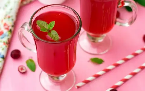 Pyszny, domowy kisiel w szklance, ozdobiony listkiem mięty. Idealny na letnie orzeźwienie.