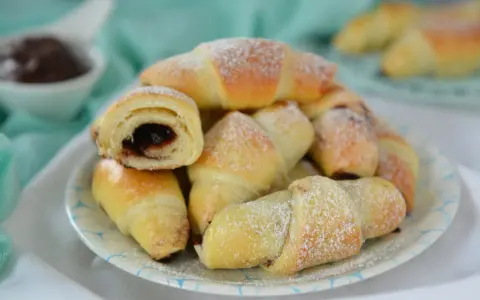 Rogaliki drożdżowe z czekoladą, posypane cukrem pudrem. Smak dzieciństwa, jak u babci!