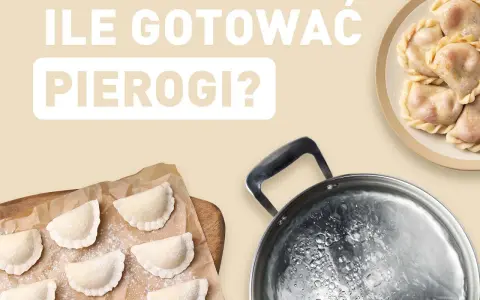 Gotowanie pierogów: surowe i ugotowane na talerzu, obok garnka z wrzątkiem. Dowiedz się, ile gotować pierogi, by były idealne.