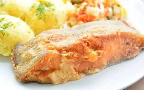 Chrupiący halibut smażony na złoto, podany z purée ziemniaczanym i surówką. Pyszny obiad gotowy!