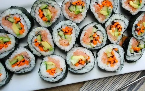 Gotowe rolki sushi z łososiem, awokado, ogórkiem i marchewką. Idealne, by zacząć przygodę, jak zrobić sushi!
