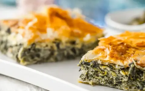 Chrupiąca, złocista spanakopita z warstw ciasta filo i aromatycznym nadzieniem ze szpinaku i sera feta.