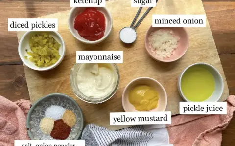 Składniki do sosu big mac: majonez, ketchup, musztarda, cukier, cebula, ogórek, przyprawy i sok z ogórków.