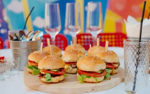 Mini burgery gdzie kupić? Na przyjęciu, gdzie serwują te pyszne, małe kanapeczki z soczystym mięsem i świeżymi warzywami.