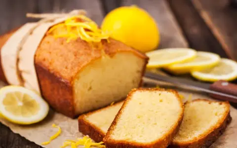 Babka piaskowa przepis babci. Puszysty, cytrynowy keks z kandyzowaną skórką, podany z plasterkami cytryny.