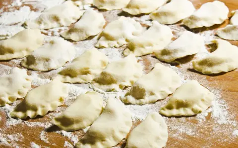 Gotowe do gotowania pierogi z serem, jak z przepisu na pierogi z serem Magdy Gessler. Idealne na rodzinny obiad.