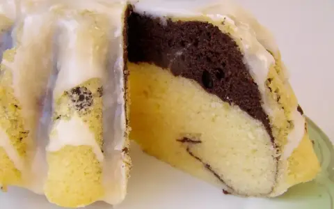 Wilgotna babka marmurkowa z lukrem. Idealny przepis na domowe ciasto.