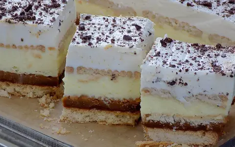 Pyszne ciasto 3 bit prosty przepis. Warstwy biszkoptu, kremu, karmelu i bitej śmietany, posypane czekoladą.