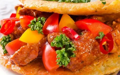 Placki ziemniaczane po węgiersku z gulaszem, papryką i natką pietruszki. Pyszne danie, które rozpływa się w ustach.