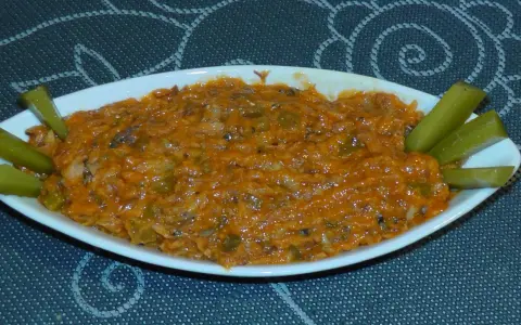 Pyszna pasta z makreli w pomidorach, podana z ogórkami konserwowymi. Idealna na kanapki.