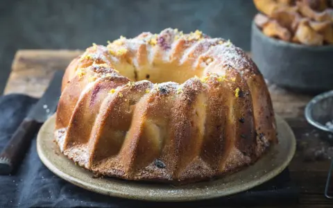 Złocista babka wielkanocna, posypana cukrem pudrem i skórką cytrynową. Idealna na święta, gdy szukasz sprawdzonego babka wielkanocna przepis.