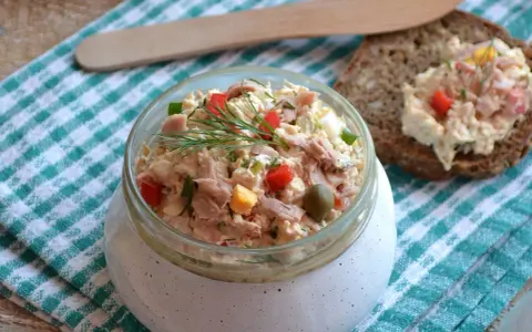 Pyszna pasta z tuńczyka i twarogu, z dodatkiem jajka i papryki, podana w słoiczku. Idealna na kanapki.