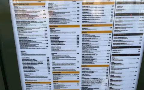 Menu McDonald's z cenami. Big Mac kosztuje 17,50 zł. Dostępne są zestawy, napoje, desery i kawa.