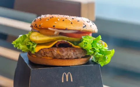 Ile kosztuje hamburger w Mc? Ceny w różnych miastach Polski